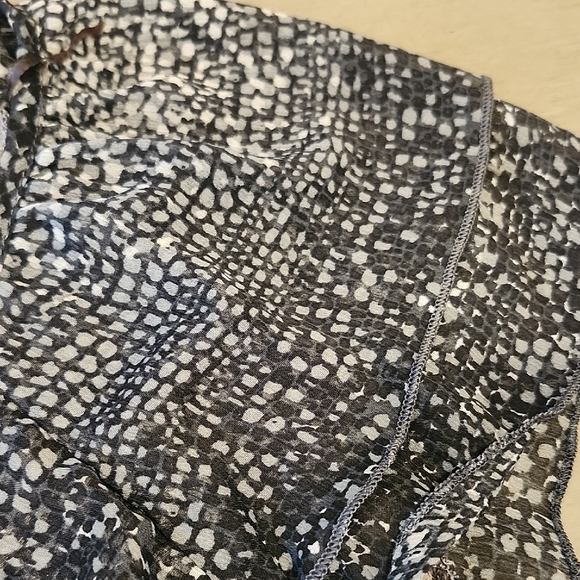 💙NWOT! Denver Hayes Black and White Patterned Blouse - Picture 3 of 4
